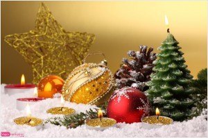 postal de navidad, adornos navideños, foto bolas y piñas para el árbol, felicitación navideña